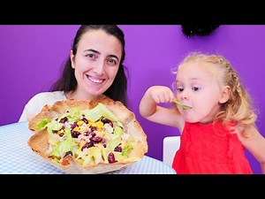 Eğitici video. Mini Mutfak. Sevcan Derin ile şık kış salatası hazırlıyor. Yemek yapma oyunu