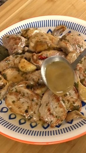 1.2M views · 20K reactions | Delicioso y jugosa carne Un rico solomillo de cerdo que te insista a mojar pan, la carne tierna y jugosa  Apunta los ingredientes. 1 solomillo 400g. 1 cabeza de ajo. 1 guindilla. 1cda. Pimienta en grano. 1 hoja laurel. 1 rama de perejil. 250ml vino blanco. Sal y aceite de oliva. Ya sólo te falta disfrutarlo. GRACIAS #recetas #recetascaseras #receitas #solomillo #salsa #carne #carneasada | Alberto Martin Dominguez | Facebook