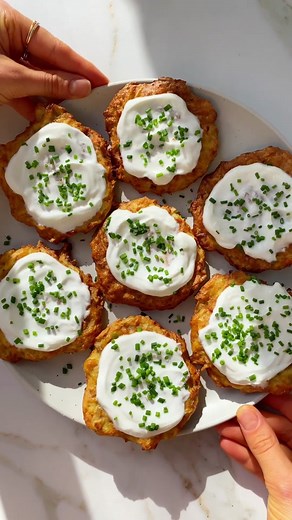 How to make the crispiest air fryer potato fritters! Top with greek yoghurt and chives, YUM!🤌🏻 #airfryerrecipes #potatoes #healthyfood #fritters