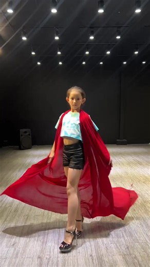 3.5K views · 32 reactions | Tường Vy catwak tại lớp cô Yến | Nguyễn Thị Tường Vy | Facebook