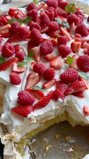 Svensk pinocchiotærte i bradepande🍓🩷 Marengskage med sukekrbrødsbund, marengs, madelflager, flødeskum og bær🍰 Skøn sommerkage til mange mennesker! Få opskriften her: https://frederikkewaerens.dk/svensk-pinocchiotaerte/ | Frederikkewaerens