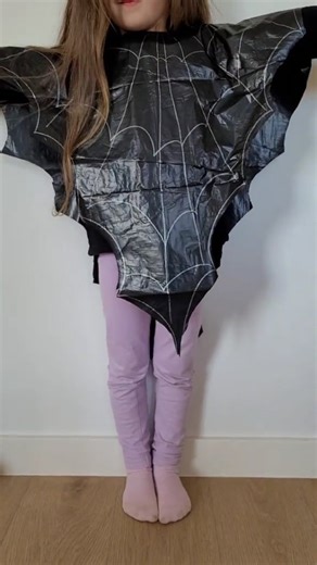 Déguisement d'Halloween à fabriquer soi-même. . Je propose des activités pour occuper vos enfants le mercredi, le week-end, au centre de loisir ou pendant les vacances ! Si vous êtes maman, papa, nounou, grand-mère, grand-père ou atsem, j'espère que vous trouverez votre bonheur par ici 😊. Bienvenue aux nouveaux abonnés et merci à tous ceux qui me suivent depuis le début 🥰🥰🥰#activiteenfant #activitemanuelle Activité manuelle. Activité enfant de 3 à 6 ans et de 5 à 8 ans #craftideas #nounou #t