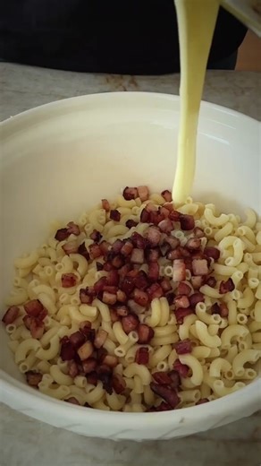 Find the full recipe for @Chef Josh Emett’s mac and cheese at the link in bio. #goop