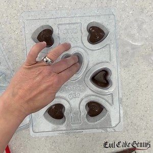 💖 Mini Chocolate Mousse Cups! Super easy. Super Tasty 😋 Super Impressive! Shop Everything You Need for these then browse all our fun projects! 👉 https://bit.ly/4gKg04z #evilcakegenius #valentinesdaytreats #valentinestreats #decoratingproducts #cakeproducts #cookieproducts #diychocolatetreats #videotutorial #cakehack #cookiehack #vday | Evil Cake Genius
