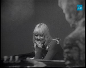 520K views · 10K reactions | JOHNNY SENTIMENTAL  «Je pense que même si on aime le rock on peut aimer des chansons lentes, douces et jolies». Johnny Hallyday chante "Ma vie à t'aimer" tandis que Sylvie Vartan, transie, le regarde amoureusement.. | INA | Facebook