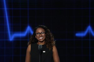 'Living Single' star Erika Alexander to take over Hillary Clinton's social media