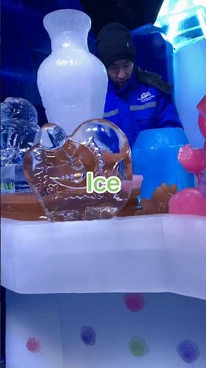 Sculptor making designs ice at Gaylord Palms #travel