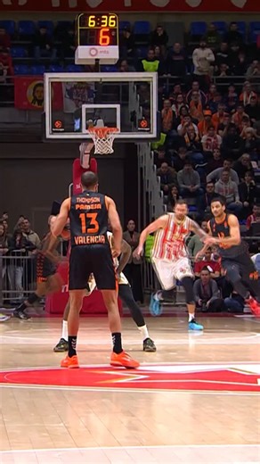 Imagina vivir una victoria así como lo vivieron los afortunados que fueron a Belgrado. 😍 Así celebraron el DariuSako. ¡Mira, mira, junto a la canasta! 🔨 ¡Hoy, todos juntos! 🧡 🏆 J21 @EuroLeague 🏠🆚 @asmonaco_basket 📅 Ju, 20:30h 📺 Vamos de @MovistarPlus 🤝 @mapubli_ | Valencia Basket Club