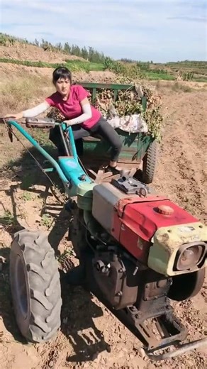 Hardworking girl driving #reels #tractor #girlpower #drivers #usa#fypシ゚ | Chen Tech