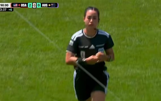 Elle a donné à l’arbitre le jus magique, et il s’est immédiatement réveillé. 😅😅