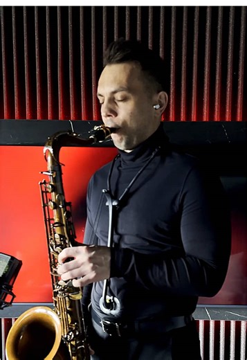Exploring the Tenor Saxophone: A Live Music Experience