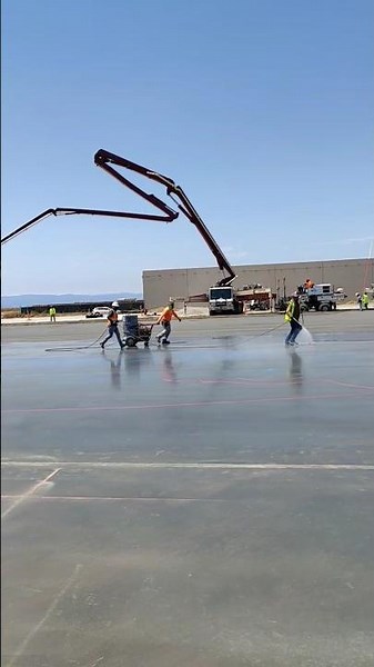 Concrete curing compound application. Chemically active tilt up cure bond breaker