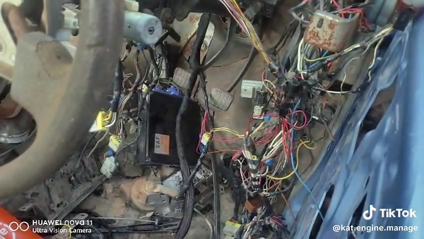 nissan one toner vg30 engine ...the original computer box didn't provide spark any more so dicktator management gave it another life..... call : 0769359840 /0645159944 WhatsApp :0769359840