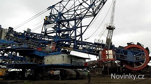 U Mostu se vydalo na silnici velkorypadlo, čtyři kilometry pojede měsíc - Novinky