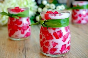 [NEW!] Thai Red Ruby in Fresh Coconut Milk (Tub Tim Grob) Full video: https://youtu.be/n6C2dLj-w5U Recipe: https://theburningkitchen.com/thai-red-ruby/ Pin for later: https://pin.it/zxgvvs6zqjsafa If you love Thai desserts like Mango Sticky Rice, you will probably love this refreshing and vibrantly coloured dessert with its ruby-hued crunchy water chestnuts coated in tapioca jelly, swimming in a soup of freshly squeezed coconut milk. We like to call this the Thai version of bubur cha cha! Hi! We