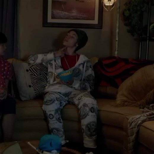 in these moments I WISH my iphone didn't break bc why does it randomly go off beat and goes laggy on android 😫#shameless #carlgallagheredit #carlgallagher #fyp #edit