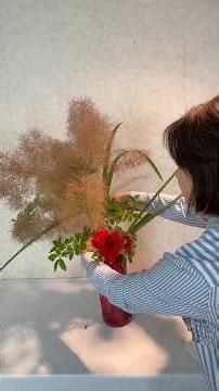 煙の木（スモークツリー）を赤いガラス花器にいける#草月流 #いけばな #flowers #煙の木