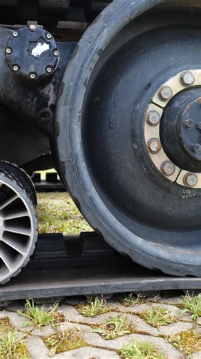 Just dropped! ⬇️☄️We're taking a deep dive with James Rickard and Sebastian Wagemann into the history and tech behind the legendary CLAAS TERRA TRAC. Watch the full video now on YouTube 👉 https://brnw.ch/21wRPpG #claasuk #terratrac #harsewinkel #aginnovations | CLAAS