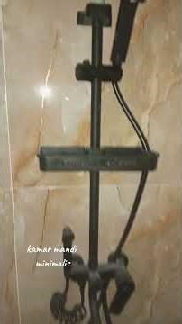 Desain kamar mandi minimalis fokus pada fungsi, kebersihan, dan penggunaan ruang yang efisien.