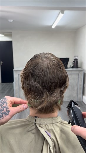 Sean The Barber on Instagram: "Removing long hair using clipper over comb!👌🏼 Nothing more satisfying than using this technique to slice through long thick hair 😱"