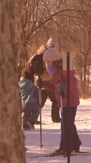 Ski de fond Québec on Instagram: "Tout commence par une première glisse. ❄️ Avec nos activités d’initiation, on fait découvrir les bases du ski de fond à celles et ceux qui enfilent leurs skis pour la première fois. Parce qu’avant de performer, il faut d’abord essayer. 👉 Visitez skidefondquebec.ca pour en savoir plus et réserver votre prochaine initiation. #skidefond #initiation #skimobile #sfq"