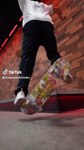 #Skateboarding #skatelife #cinematic #4k #xtreme #VideoEstetik #slowmo #beat #hiphop #rap #style2023 #skatelifestyle #newworld #crazytrick