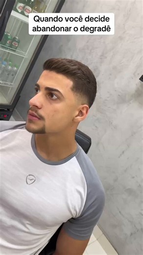 Gente n dá pra vcs só adotarem outro corte de cabelo sem encher o saco? Foi a mesma coisa com o cabelo dividido no meio é vem X dividido de lado é velha, que jeito insuportável de trocar de estilo