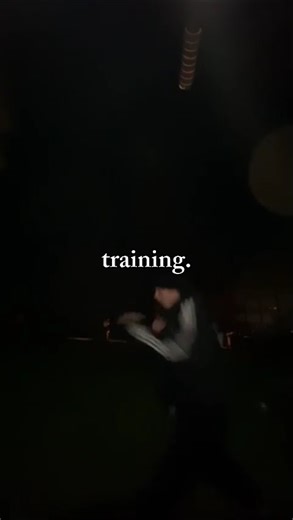 “Training Outside | No Excuses” #boxingtraining #outdoortraining #boxinglife #streettraining #boxing