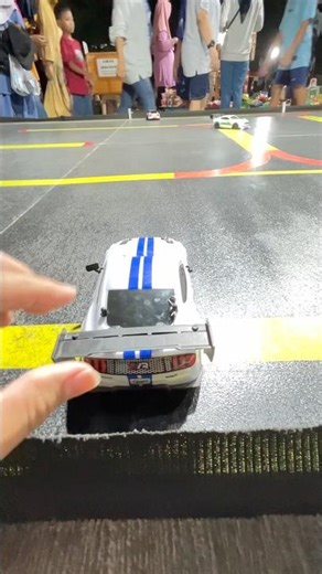 Mobil drag RC ditabrak