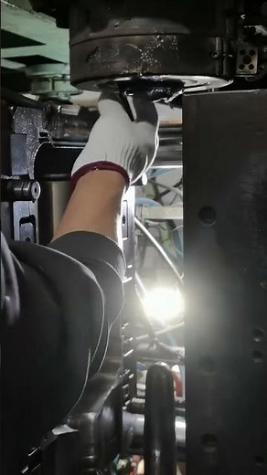 How was 5-gallon water bottle made