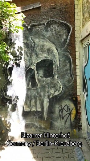 Bizzar, kurios und schräg: Hinterhof in Berlin Kreuzberg.