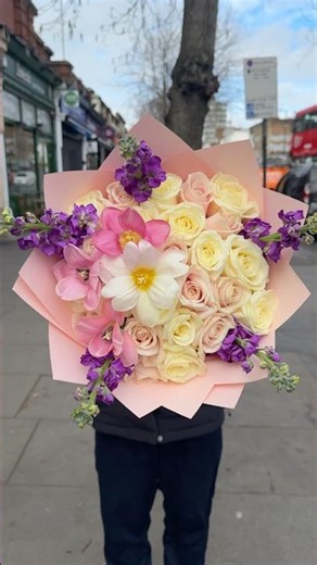 25 roses and tulip bouquet 💐 #londonlocalflorist#mexico #youtubeshorts #flowers #highbury