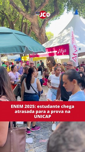 Uma aluna chegou atrasada para o primeiro dia de provas do Exame Nacional do Ensino Médio 2025 (ENEM 2025). Os portões fecharam às 13h e a aluna chegou alguns segundos depois. Segundo o marceneiro Marcos Rodrigues, de 55 anos e pai da aluna, eles saíram de San Martin, de moto, às 12h10, porém não chegaram por conta do trânsito. Vídeo: Vinícius Veloso/JC #Enem2025 #Enem *vv *digital | Jornal do Commercio