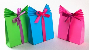 7.8K views · 198 reactions | BOLSA DE REGALO DE PAPEL FÁCIL | PRECIOSA BOLSA PARA PEQUEÑOS REGALOS. Aprende a hacer estas originales bolsas de papel para pequeños regalos. Bolsa de regalo de Origami fácil. ✅Materiales: hoja de papel A4 pegamento cinta 1,2*60 cm #auroramagic #bag #paperbag #papereasycraft #papergiftbag | Simplicity Ideas | Facebook