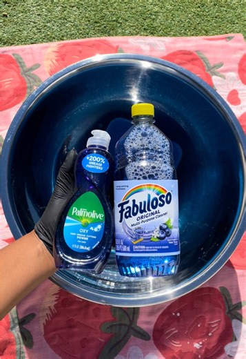 Deep Blue Squeeze: The Ultimate Sponge Experience