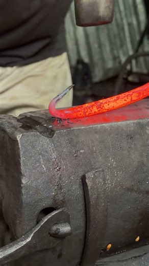 Bend this iron until it becomes like a tail 😱 #satisfying #fire #blacksmith #tools