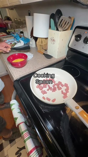 This cooking spoon is what happens when a spoon and a spatula have a baby! 👩‍🍳🥣 #TikTokShop #KitchenFinds #CookingTools #kitchengadgets #tiktokshopcreatorpickscoops