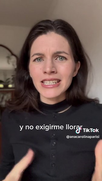 🤩cómo lloran en escena lxs actuantes? 💕aclaro cuestiones: cuando empecé a indagar en las técnicas que trabajan con recuerdos/emociones personales también empecé terapia, porque abrir ciertas cajitas de dramas personales puede tornarse confuso sin acompañamiento de un profesional 🌹como les actuantes somos nuestra propia herramienta de trabajo, es delicado trabajar con nuestras emociones. De nuevo, recomiendo tener un espacio con alguien externo que guíe todo el terremoto emocional que puede ge