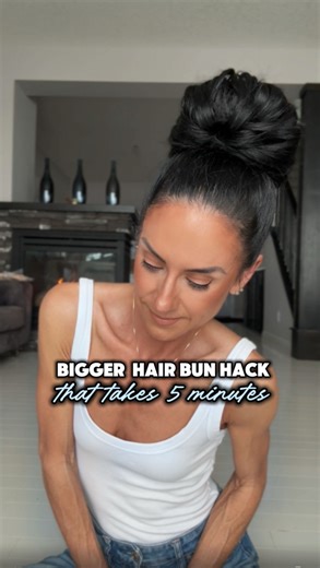 ᴇʀɪɴ ꜰɪᴇʟᴅ ꜰᴜᴅɢᴇ: Hair Growth & Hair Oil Specialist on Instagram: "Create a bigger hair bun in 5 minutes or less with this hair hack Last time I shared a fuller bun style for thinner hair…I got attacked…so naturally…I’m sharing another 1️⃣Tie two elastics to your bun maker 2️⃣Slip ponytail through 3️⃣Flip hair forward over the bun maker 4️⃣Pull the elastic and secure 5️⃣Flip hair backwards and so the same with the other elastic 5️⃣Longer hair, twist and pin the extras Give this one a try and sti