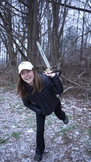 Quick Chainsaw Carving Competition w/ Big Log Larry! #competition #chainsaw #chainsawjenna #chainsawcarver #chainsawcarving #woodworking | Chain saw jenna | Facebook
