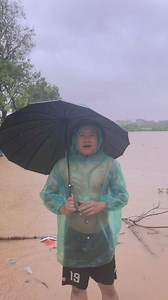 Cập nhật tại điểm cầu thôn Điệp Thôn, xã Tráng Việt, huyện Mê Linh. Clip do một bạn thanh niên trong làng gửi về cho Ad. Chỗ các bạn thế nào rồi, hãy gửi những hình ảnh, clip về cho Ad nhé mọi người. Chúc mọi người bình an! | Mê Linh Online