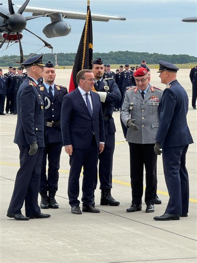 Generalleutnant Ingo Gerhartz hat als Inspekteur der Luftwaffe gleich zweimal Geschichte geschrieben: Er war der jüngste je ins Amt gekommene und dann der am längsten amtierende Inspekteur. Zu Beginn seiner Amtszeit gab es jede Menge Negativschlagzeilen über die #Luftwaffe. Der Klarstand der Waffensysteme war erschreckend niedrig und es gab eine Kündigungswelle bei den Piloten. Heute steht die Luftwaffe zuhause und international hoch respektiert da. Das ist der Verdienst von Ingo Gerhartz mit de