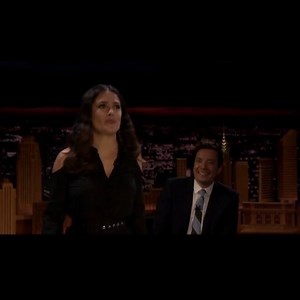 2M views · 30K reactions | ¡Salma Hayek Pinault demostró que es capaz de convertir cualquier canción en una salsa! Checa el momento en The Tonight Show Starring Jimmy Fallon, te va a fascinar: | Estilo DF | Facebook