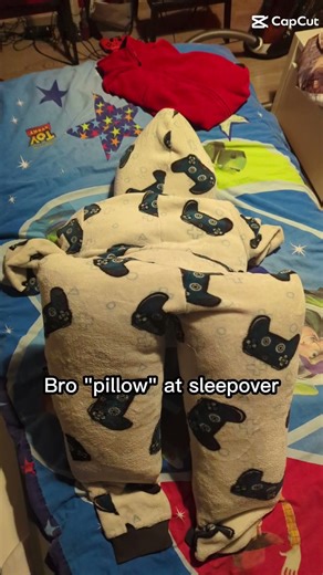 Bro "pillow" at a sleepover #funny #helpmemakethismakesense #comedy #roblox #meme #memes #pillow