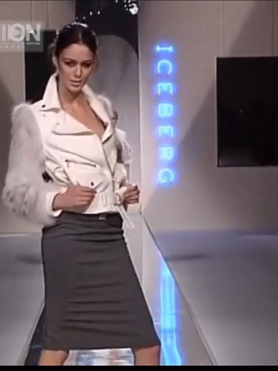 Nicole Trunfio en la pasarela de ICEBERG Otoño Invierno 2004