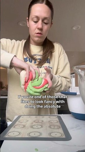 easy tie dye cookies 💚🤍♥️ #holiday #christmascookies #baking