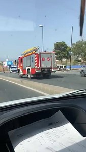 #Malaga Nos envían al 653232222 imágenes de la llegada a las 12.45 de una dotación de bomberos, ante el incendio de acumulación de basuras junto de depósitos de residuos, en el Polígono El Viso. | El Caso Málaga