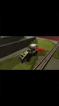 LS22 - Claas Xerion 5000 beim Silo schieben