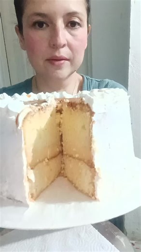 Ahora sí les comparto como es que se ensambla la deliciosa torta beso de angel tan famosa por todo tic tok.. tiene un proceso largo, ya que debe prepararse en varias etapas... por un lado los biscochos, por otro lado el quesillo y de últimas el ensamble con reposo antes de poder decorar ... pero vale toda la pena del mundo 襤襤襤 . . . . . . . . . . . . . . #besodeangel #quesillo #pasteleria #reposteria #recetas #newyork #recetasreposteria #recetas | Ensamble desayunos sorpresa | Facebook