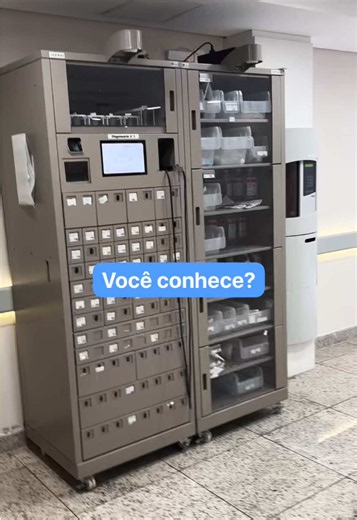 Você já conhecia um dispensário eletrônico de medicamentos? Nesse sistema, o profissional primeiro identifica a própria credencial e, em seguida, faz a leitura da prescrição do paciente. Dessa forma, o equipamento libera apenas a gaveta correspondente, onde estão os medicamentos previamente separados para aquela prescrição. Esse processo aumenta a rastreabilidade, reforça a segurança na administração de medicamentos e reduz o risco de falhas durante a dispensação. Além disso, contribui para um c